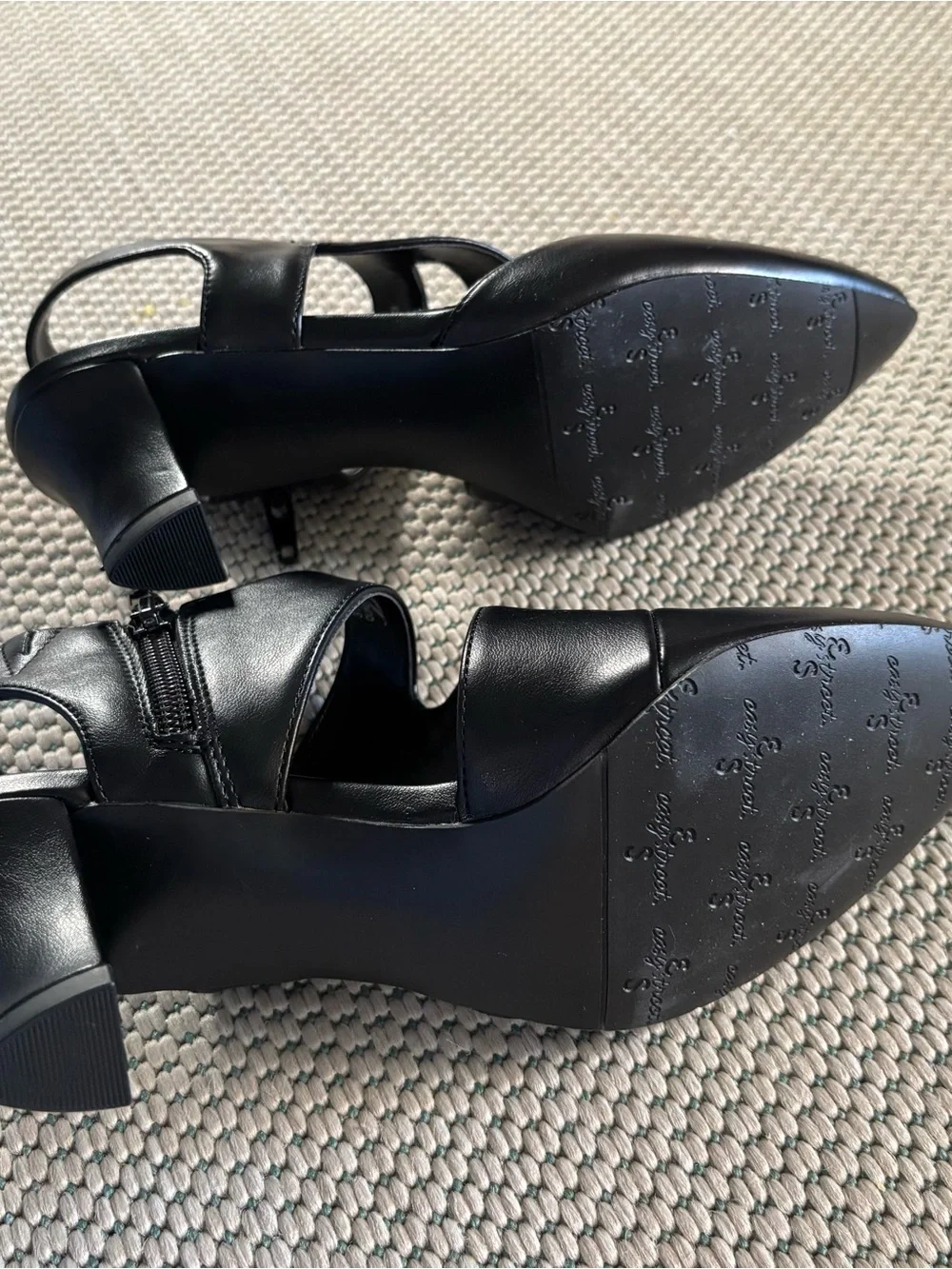 Easy Street Venue Women's Asymmetrical High Heel Size 6.5 Black